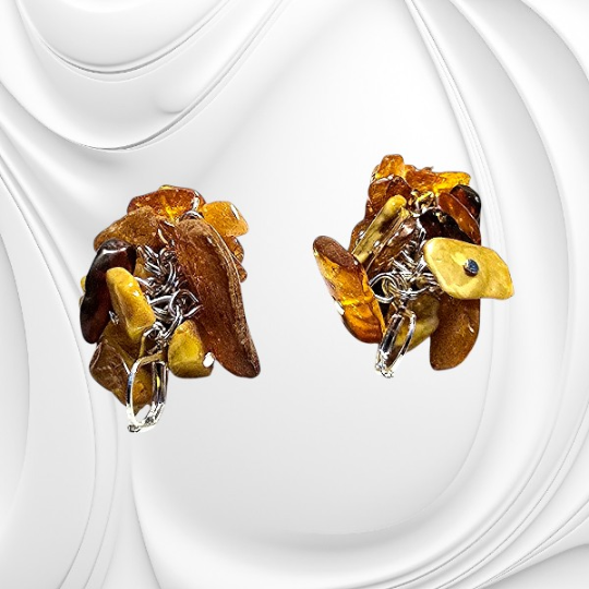 Kolczyki z naturalnych bryłek bursztynu bałtyckiego na srebrnym zapięciu typu angielskiego.