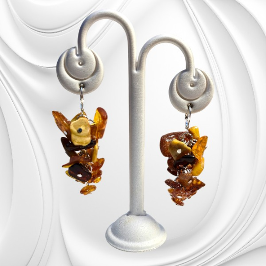 Kolczyki z naturalnych bryłek bursztynu bałtyckiego na srebrnym zapięciu typu angielskiego.