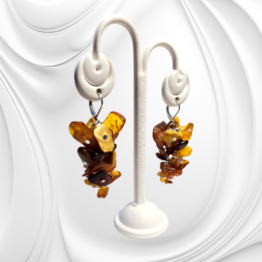 Kolczyki z naturalnych bryłek bursztynu bałtyckiego na srebrnym zapięciu typu angielskiego.
