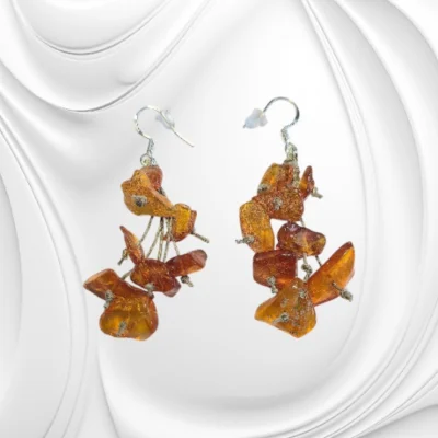 Kolczyki z drobnych bryłek polerowanego bursztynu bałtyckiego na lnianym sznurku – naturalna biżuteria ze srebrnym zapięciem