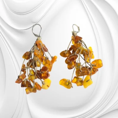 Kolczyki z drobnych bryłek polerowanego bursztynu bałtyckiego na lnianym sznurku – naturalna biżuteria ze srebra