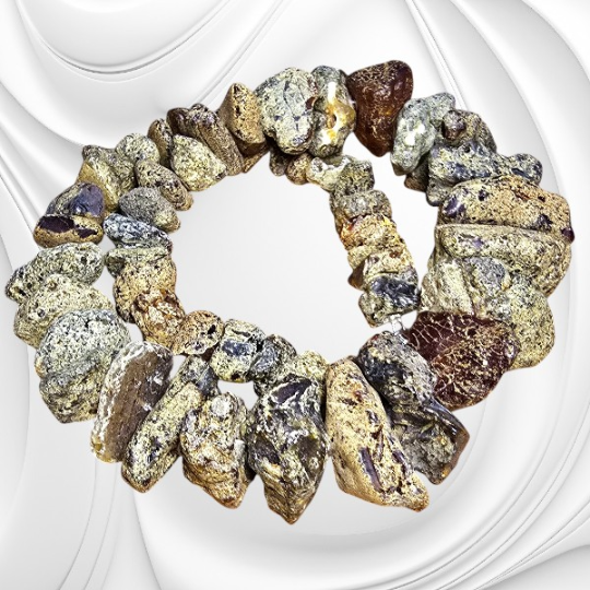 Komplet z surowych bryłek bursztynu bałtyckiego – naszyjnik, bransoletka i kolczyki ze srebrnymi zapięciami.