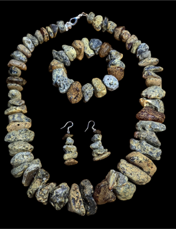 Komplet z surowych bryłek bursztynu bałtyckiego – naszyjnik, bransoletka i kolczyki ze srebrnymi zapięciami.