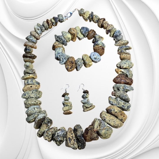 Komplet z surowych bryłek bursztynu bałtyckiego – naszyjnik, bransoletka i kolczyki ze srebrnymi zapięciami.