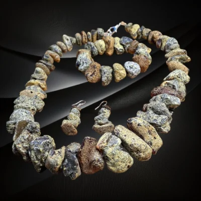 Wyszukany komplet z surowych bryłek naturalnego bursztynu bałtyckiego – naszyjnik, bransoletka i kolczyki