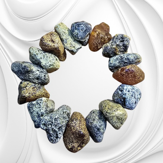 Komplet z surowych bryłek bursztynu bałtyckiego – naszyjnik, bransoletka i kolczyki ze srebrnymi zapięciami.