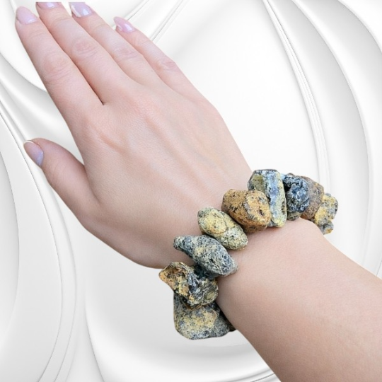 Komplet z surowych bryłek bursztynu bałtyckiego – naszyjnik, bransoletka i kolczyki ze srebrnymi zapięciami.