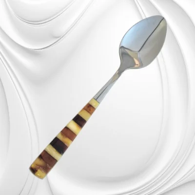 Łyżeczka z bursztynem bałtyckim – ozdobne płytki bursztynu w eleganckiej łyżeczce