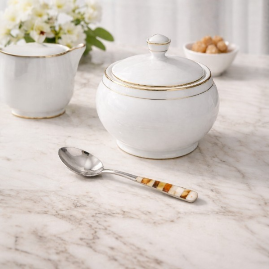 Ozdobna łyżeczka z elementami dekoracyjnymi z płytek bursztynu bałtyckiego.