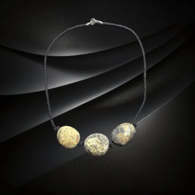 Wyjątkowy naszyjnik z trzech fasolek naturalnego surowego bałtyckiego bursztynu na sznurku