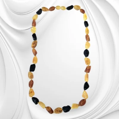 Naszyjnik z nieregularnych bryłek matowego bursztynu bałtyckiego – od mlecznego po ciemny koniak