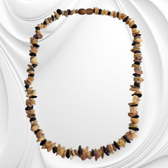 Naszyjnik z drobnych matowych bryłek bursztynu bałtyckiego w odcieniach od słonecznego do koniakowego.