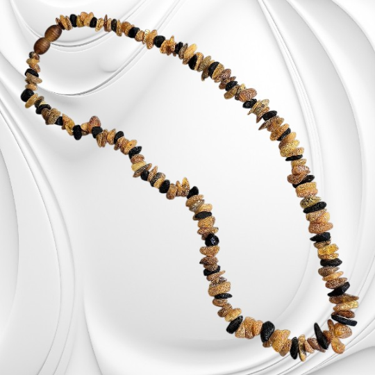 Naszyjnik z drobnych matowych bryłek bursztynu bałtyckiego w odcieniach od słonecznego do koniakowego.