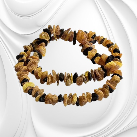 Naszyjnik z drobnych matowych bryłek bursztynu bałtyckiego w odcieniach od słonecznego do koniakowego.