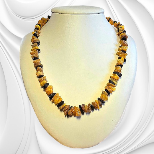 Naszyjnik z drobnych matowych bryłek bursztynu bałtyckiego w odcieniach od słonecznego do koniakowego.
