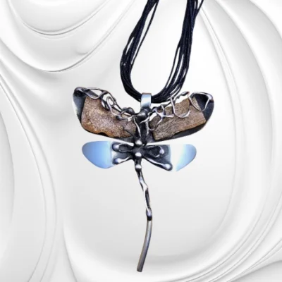 Naszyjnik z zawieszką w kształcie ważki z matowymi bryłkami naturalnego bursztynu bałtyckiego na sznurku