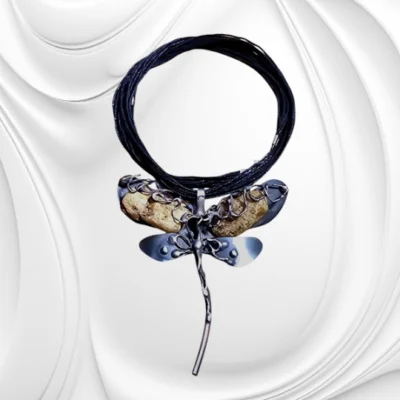 Naszyjnik z zawieszką w kształcie ważki z matowymi bryłkami naturalnego bursztynu bałtyckiego na sznurku (Kopia)