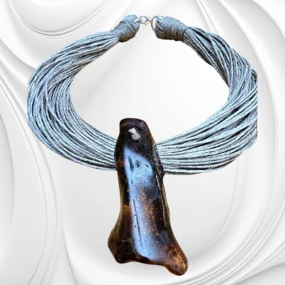 Wyjątkowy naszyjnik z bryłką polerowanego naturalnego bursztynu bałtyckiego w odcieniu koniaku