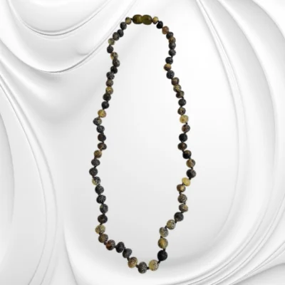 Naszyjnik z matowych kulek surowego bursztynu bałtyckiego – naturalna biżuteria z charakterem