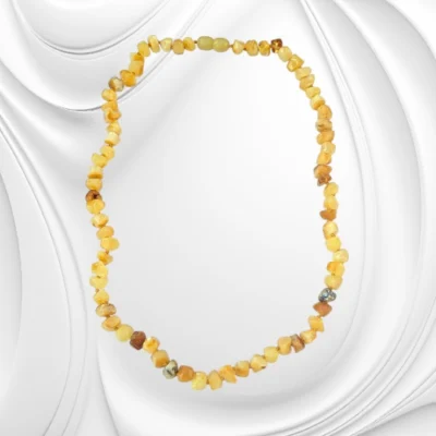 Naszyjnik z polerowanych bryłek mlecznego bursztynu bałtyckiego – naturalna elegancja