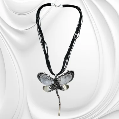 Naszyjnik z ważką ze stali chirurgicznej i kryształem górskim