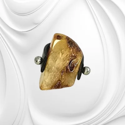 Regulowany pierścionek z bursztynem bałtyckim na kauczukowej obrączce