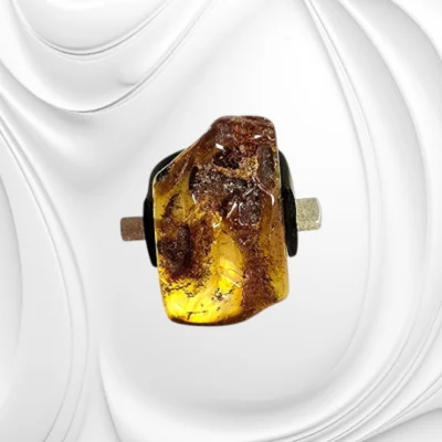 Pierścionek z bursztynem bałtyckim – regulowana obrączka z kauczuku
