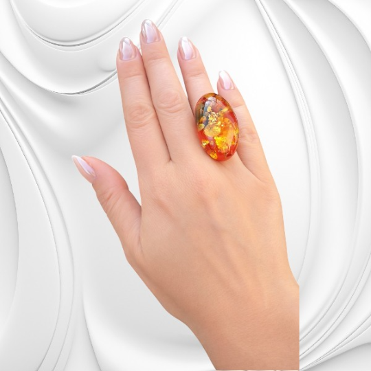 Pierścionek z jednej bryłki naturalnego bursztynu bałtyckiego osadzony na srebrnej regulowanej obrączce.