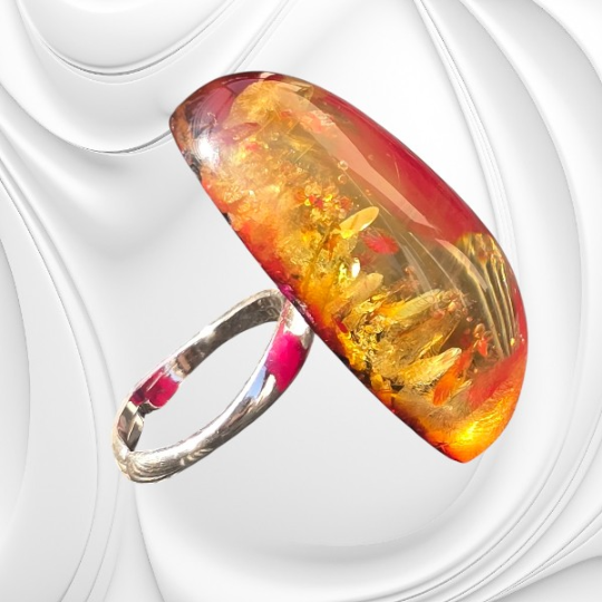 Pierścionek z jednej bryłki naturalnego bursztynu bałtyckiego osadzony na srebrnej regulowanej obrączce.