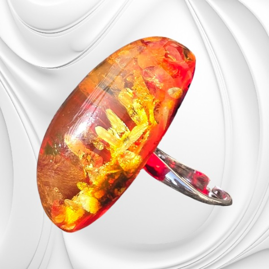 Pierścionek z jednej bryłki naturalnego bursztynu bałtyckiego osadzony na srebrnej regulowanej obrączce.