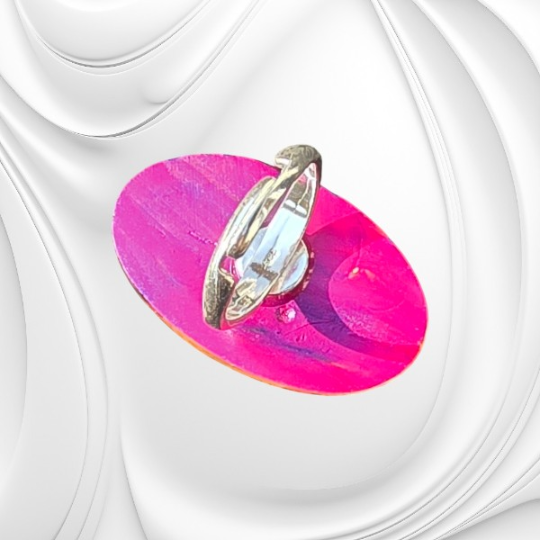 Pierścionek z jednej bryłki naturalnego bursztynu bałtyckiego osadzony na srebrnej regulowanej obrączce.