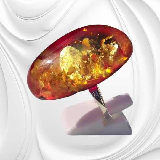 Pierścionek z jednej bryłki naturalnego bursztynu bałtyckiego osadzony na srebrnej regulowanej obrączce.