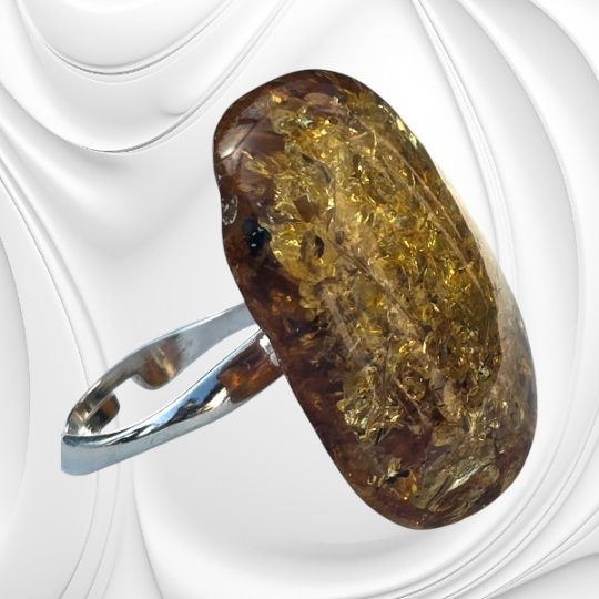 Pierścionek z naturalnego bursztynu bałtyckiego osadzony na srebrnej regulowanej obrączce.