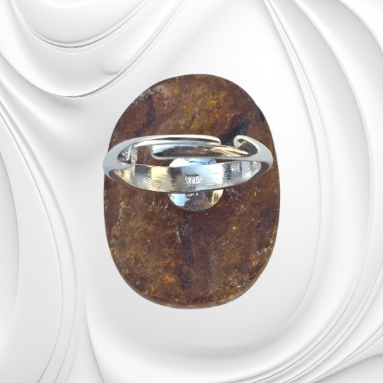 Pierścionek z naturalnego bursztynu bałtyckiego osadzony na srebrnej regulowanej obrączce.