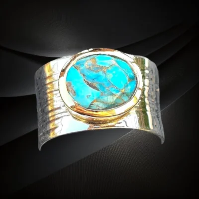 Srebrny pierścionek z szeroką obrączką i turkusem – elegancka biżuteria z naturalnym kamieniem