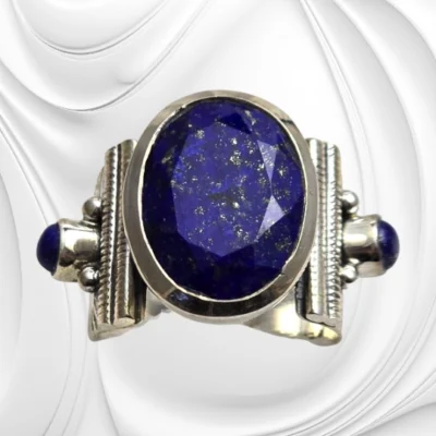 Srebrny pierścionek z szeroką obrączką i lapisem lazuli – elegancka biżuteria z naturalnym kamieniem