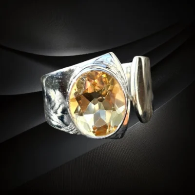 Srebrny regulowany pierścionek z cytrynem – elegancka biżuteria z naturalnym kamieniem