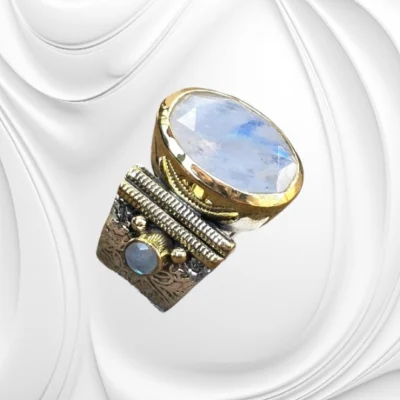 Srebrny pierścionek z szeroką obrączką z kamieniem księżycowym