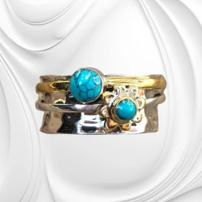 Srebrny pierścionek z szeroką obrączką i ruchomymi obrączkami z drobnymi turkusami