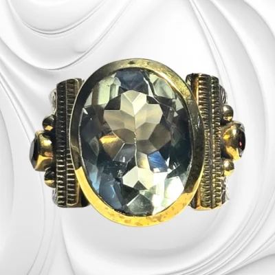 Srebrny pierścionek z szeroką obrączką z dużym oczkiem z topazem i dwoma małymi granatami