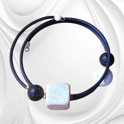 Bransoleta z mlecznym bursztynem i lawą wulkaniczną – bransoletka na drucie pamięciowym