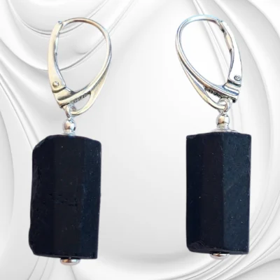 Eleganckie kolczyki z ciosanego czarnego turmalinu na srebrnym zapięciu – naturalna biżuteria z turmalinem