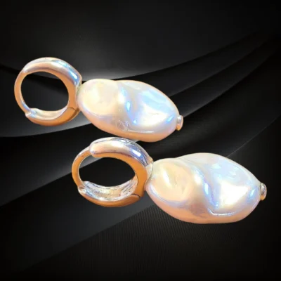 Eleganckie kolczyki z perły Majorki na srebrnym zapięciu – klasyczna biżuteria z perłami