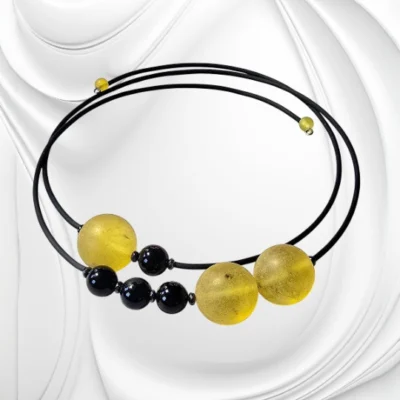 Naszyjnik z matowych kulek bursztynu i czarnego onyksu – biżuteria na drucie pamięciowym