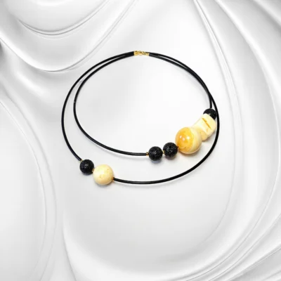 Naszyjnik z mlecznym bursztynem i lawą wulkaniczną – naszyjnik na drucie pamięciowym