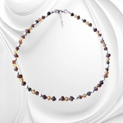 Naszyjnik z matowego bursztynu bałtyckiego i howlitu – drobne kulki w odcieniu koniaku