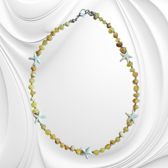 Naszyjnik z drobnych kulek matowego bursztynu bałtyckiego.