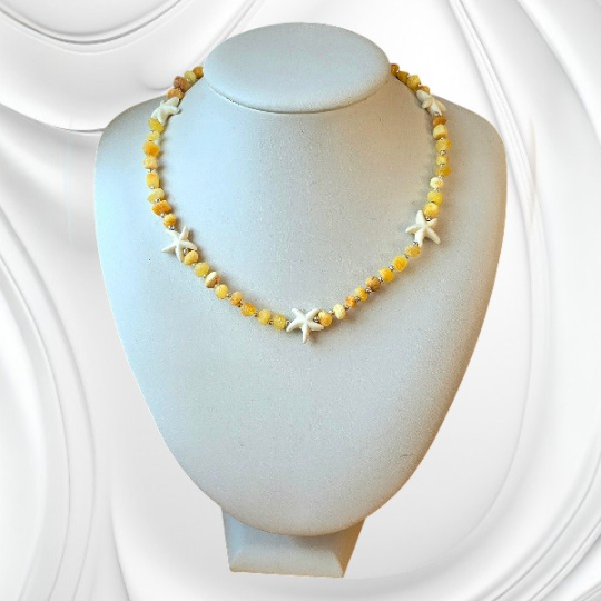 Naszyjnik z drobnych kulek matowego bursztynu bałtyckiego.