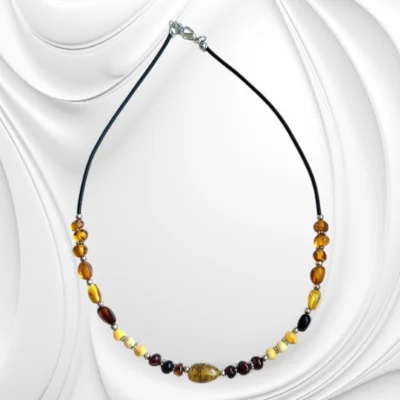 Naszyjnik z kolorowych bryłek bursztynu bałtyckiego na kauczuku – naturalna biżuteria