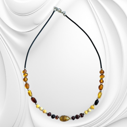 Naszyjnik z kolorowych bryłek naturalnego bursztynu bałtyckiego na kauczuku.